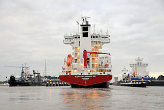 1216 Der Containerfeeder CONTAINERSHIPS VIII am frhen Morgen vor der Schleuse Brunsbttel im Nordostseekanal. Rechts ist ein Frachter schon eingeschleust.