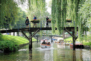 1376 Brcke ber eine Gracht in Friedrichstadt - grne Zweigen von Weiden hngen tief ber das Wasser.