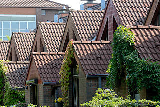 3249 Mit Dachpfannen eingedeckte Hauseingänge und Dächer -  Neubaugebiet, Reihenhaus in Norderstedt