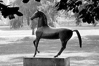 3057 Pferdeskulptur beim Ratzeburger Rathaus - Kreispferd / Bronzeskulptur, Künstler - Bildhauer Karl Heinz Goedtke ( Eulenspiegelbrunnen Mölln ) Die Skulptur ist 1962 zum 900 jährigen Stadtjubiläum Ratzeburgs aufgestellt worden.