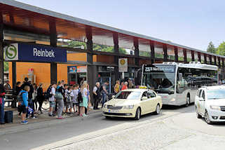 2580 Bushaltestelle S- Bahn Reinbek - wartende Passagiere, Taxi und HVV Bus nach Nettelnburg.
