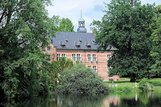6274 Blick über den Mühlenteich / aufgestaute Bille zum Reinbeker Schloss. Das Schloss Reinbek in Reinbek wurde als eine der Nebenresidenzen des herzoglichen Hauses Schleswig-Holstein-Gottorf im 16. Jahrhundert errichtet. Es gehört zu den frühesten Bauten