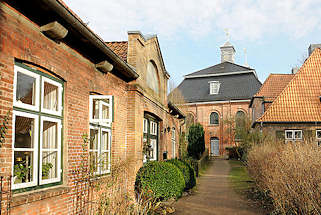 5183 Historische Backsteingebude und Klosterkirche beim Klosterhof in Uetersen, Kreis Pinneberg; im Vordergrund das Kutscherhaus.