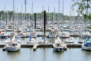 4173 Hamburger Yachthafen in Wedel -  Norddeutschlands grten Yachthafen mit ca. 2000 Liegepltzen.