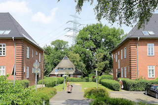 1196 Kasernengebude der 1936/37 errichteten Bismarck Kaserne in Wentorf bei Hamburg.  Im Hintergrund das Fachhallenhaus mit Reetdach - ehm. Offizierskasino der Bismarck-Kaserne. Das denkmalgeschtzte Fachwerkgebude wurde im 19. Jahrhundert erbaut. 