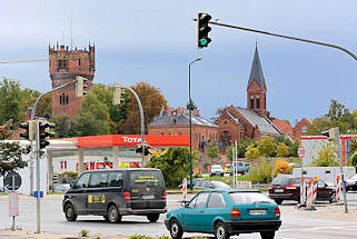 4436 Trme des stdtischen Wasserwerks und der St. Laurentiuskirche in Wismar - Strassenverkehr / Ampeln.