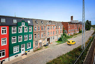 4462 Restaurierte und verfallene Wohnhäuser an der Güterbahnstrecke Platter Kamp in Wismar.