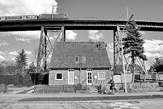 0202 Wohnhaus, Eisenbahnhochbrcke / Rendsburg.