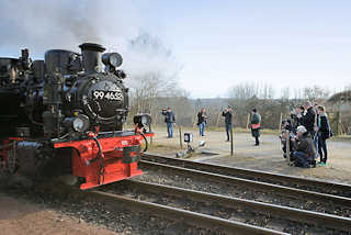 5786 Dampflokomotive 994652  auf dem Bahnhof Binz; Fotografen fotografieren die Lok vom Bahnsteig aus. Die Schmalspur-Schlepptenderlokomotive wurde restauriert und ist ab Mrz 2015 wieder auf der Strecke der Rgenschen Kleinbahn fahrbereit.