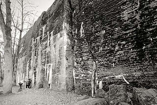 0470 Touristen auf dem Gelnde der Wolfsschanze / Wilczy Szaniec - einige besichtigen einen zerstrten Bunker