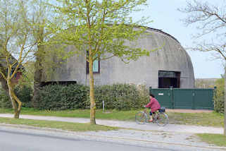 6677 (Halb) Rundes Reetdachgebäude / Neubau mit bis zum Boden gezogene Eindeckung; Dorfstrasse in Ahrenshoop - Architekt Roland Nörpel.