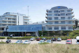 6680 Fünfstöckiges Hotelgebäude am Ostseestrand in Ahrenshoop; Halbinsel Fischland-Darß-Zingst.