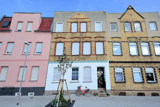 7543 Wohnhäuser mit teilweiser Ziegelfassade - ausgebaute Dachwohnung mit integriertem Giebel; Architektur in Aken an der Elbe.