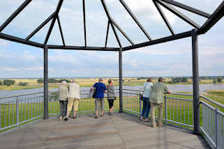 8311 Aussichtsplattform - Blick ber die Elbe bei Arneburg; Touristen.