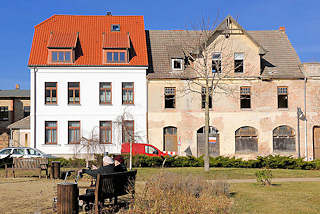 8574 Restauriertes Wohnhaus, weisse Fassade - rotes Ziegeldach neben einem leerstehenden verfallenene Wohnhaus - Bilder aus Bad Doberan.