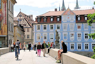 2688 Untere Brücke in Bamberg - Touristen und Einheimische auf der alten Brücke - im Hintergrund die Skulptur der Kaiserin Kunigunde und historische Architektur.