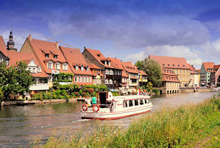 2709 Fahrgastschiff / Ausflugsschiff mit Touristen auf der Regnitz - am Ufer Wohnhäuser Bambergs.