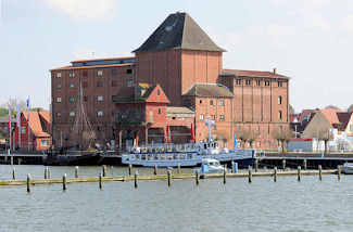 8736 Speichergebäude mit Bandbrücke am Hafen / Osthafen von Barth; Industriedenkmal, das zum Apartmenthaus umgebaut werden soll.