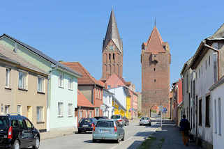 9412 Dammtor, historische, mittelalterliche Befestigungsanlage in Barth; daneben der Kirchturm der Barther St. Marienkirche.
