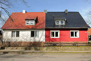 4863 Doppelhaus mit unterschiedlich farbig gestalteter Fassade am Burgwall von Bergen auf Rügen.
