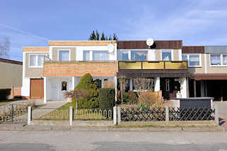 4883 Doppelhaus mit unterschiedlicher Fassadengestaltung - Wohnhäuser in der Strasse Granitzblick in Bergen auf Rügen.