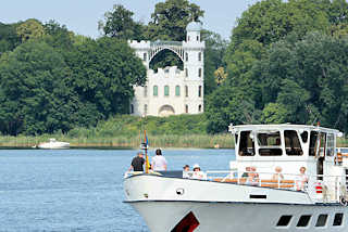9668 Ausflugsschiff auf dem Wannsee, Blick auf das Schloss Pfaueninsel - Lustschloss, fertiggestellt 1797.