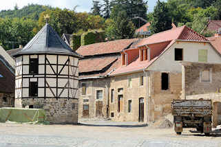 150_1363 Hof der Blankenburger Domne - restaurierte Gutshuser, rechts der Taubenturm.