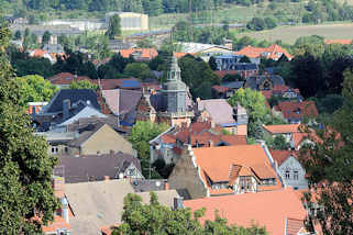75_1301 Blick vom Schlossberg auf die Dächer von Blankenburg / Harz.