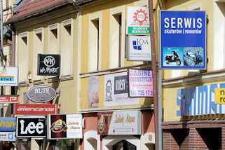2739 Hausfassade / Geschäfte mit  Werbeschildern an der Hausfassade - Architektur in Bunzlau / Bolesławiec.