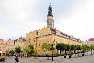 5206 Rathaus und Marktplatz in Bunzlau / Bolesławiec; Rathausgebäude in den Hussitenkriegen 1429 zerstört -  Wiederaufbau durch den Görlitzer Stadtbaumeister Wendel Roskopf, der 1535 im Stil der Spätgotik bzw. Renaissance vollendet wurde. Aus dieser Zeit