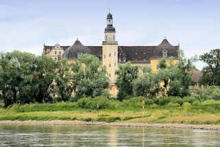 6323 Blick über die Elbe zum Coswiger Schloss. Coswig war von 1603 bis 1793 Teil des Fürstentums Anhalt-Zerbst. Das in der Stadt befindliche Schloss wurde 1667–1677 erbaut und diente bis ins 19. Jahrhundert als Witwensitz. Während im Bauschmuck des nördli