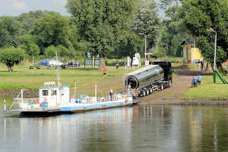 6455 Elbfähre über die Elbe in Coswig / Anhalt; die Gierseilfähre hat einen Tanklastzug über den Fluss gebracht.