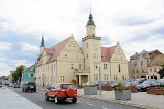 8016 Rathaus der Stadt Coswig (Anhalt) - Marktplatz als Parkplatz, Autoverkehr auf der Schloßstraße.