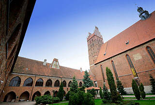0216 Kollegiatskirche in Dobre Miasto / Guttstadt, Polen - dreischiffige gotische Hallenkirche, errichtet 1357 - 1389 - Backsteinarchitektur. Stiftsgebäude, Innenhof mit Grünanlage.