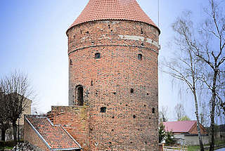 0240 Befestigungsturm - alte Stadtmauer in Dobre Miasto / Guttstadt, Polen - Storchenturm mit Storchennest auf der Spitze; im Vordergrund der Fluss Lyna / Alle.
