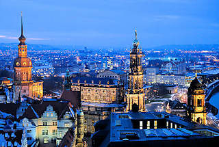 1952 Blaue Stunde über den Dächern von Dresden - rechts der Turm vom Oberlandesgericht Dresden, die Hofkirche und der Turm des Rezidenzschlosses.