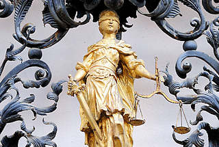 0348 Schmiedeeisen Dekor von Fazola Henrik angefertigt - Justitia vergoldet mit Augenbinde - Schwert und Waage.