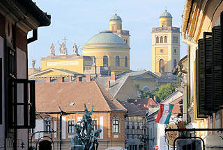 0376 Blick über den Dobó PLatz in Eger über die Dächer der Stadt zur Kuppel und Türmen der Basilika.