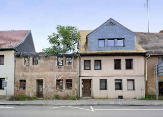 7863 Wohnhäuser in der Lutherstadt Eisleben; neu + alt - restauriert und bewohnt / verfallen mit großem Baum im Dach.