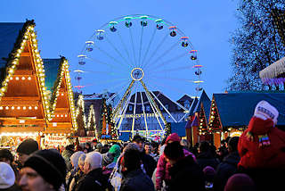 1714 Weihnachtsmarkt in der Thüringer Landeshauptstadt Erfurt - beleuchtete Marktbuden - Riesenrad, Weihnachtsrad; blaue Stunde / Sonnenuntergang