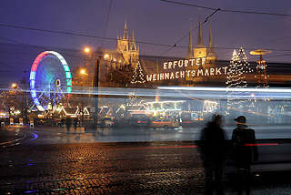756 Nachtaufnahme Weihnachtsmarkt - Leuchtschrift Erfurter Weihnachtsmarkt - Weihnachtstanne mit Lichtern Riesenrad in Bewegung - im Hintergrund der Erfurter Dom und die Serverikirche.