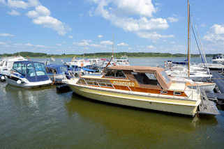 8579 Yachthafen Wustrau am Neuruppiner See - Motorboote, Segelboote am Steg.