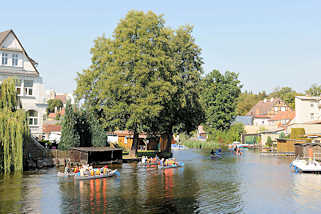 9672 Kanus in der Gänsehavel von Fürstenberg; Wohnhäuser und Bootshäuser am Ufer des Nebenarms der Havel.
