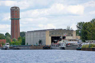 6786 Werftbetrieb am Rand vom Elbe-Havel-Kanal in Genthin; Wasserturm.