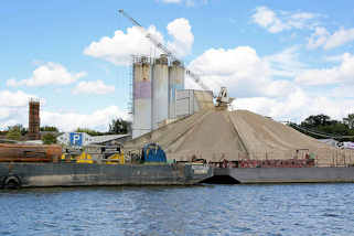 6789 Industriebetrieb mit Silos und Schttgut am Ufer vom Elbe-Havel-Kanal bei Genthin.