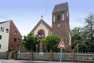 8323 Kirche Maria Rosenkranzkönigin, auch kurz Sankt Marien genannt, ist die Pfarrkirche der katholischen Pfarrei Sankt Marien in Genthin.