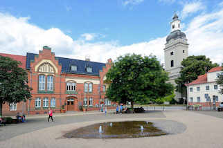 8325 Rathaus von Genthin, Marktplatz mit Brunnen. Rechts die Trinitatiskirche, barocke dreischiffige Hallenkirche.
