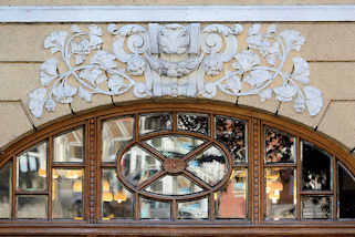 186_2870 Oberlicht mit geschnitzten Fenstersprosse un Glassscheiben mit Facettenschliff - Stuckdekor / Rankwerk, Blattwerk; Architektur in Kłodzko, Glatz.