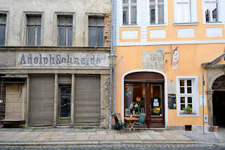 5014 Wohn- und Geschäftshäuser in Görlitz - Geschäfte im Erdgeschoss; eines der Gebäude ist renoviert, das andere benötigt Farbe; alt + neu.