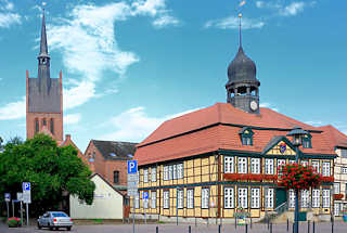 1195 Rathaus von Grabow - erbaut 1727; zweigeschossiger Fachwerkbau im Stil des Barock; Rathausturm - Amtsbaumeister Christian Reichel -  Kirchturm der St. Georgkirche.